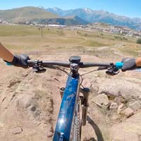 Reconocimiento del circuito de la Copa de Francia de Alpe d'Huez con Jolanda Neff