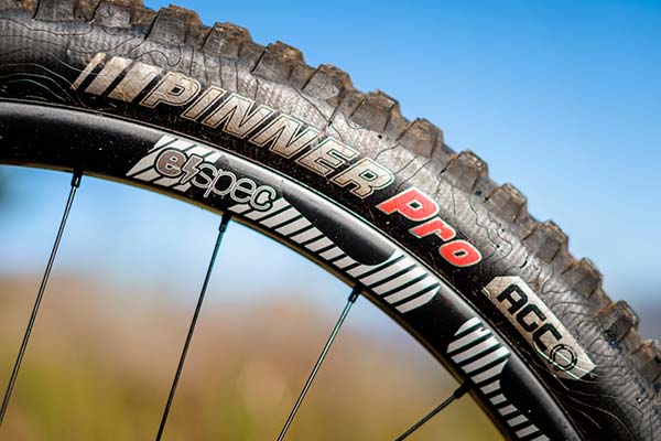 Kenda y Aaron Gwin se alían para lanzar al mercado el Pinner, un neumático de Descenso para condiciones secas