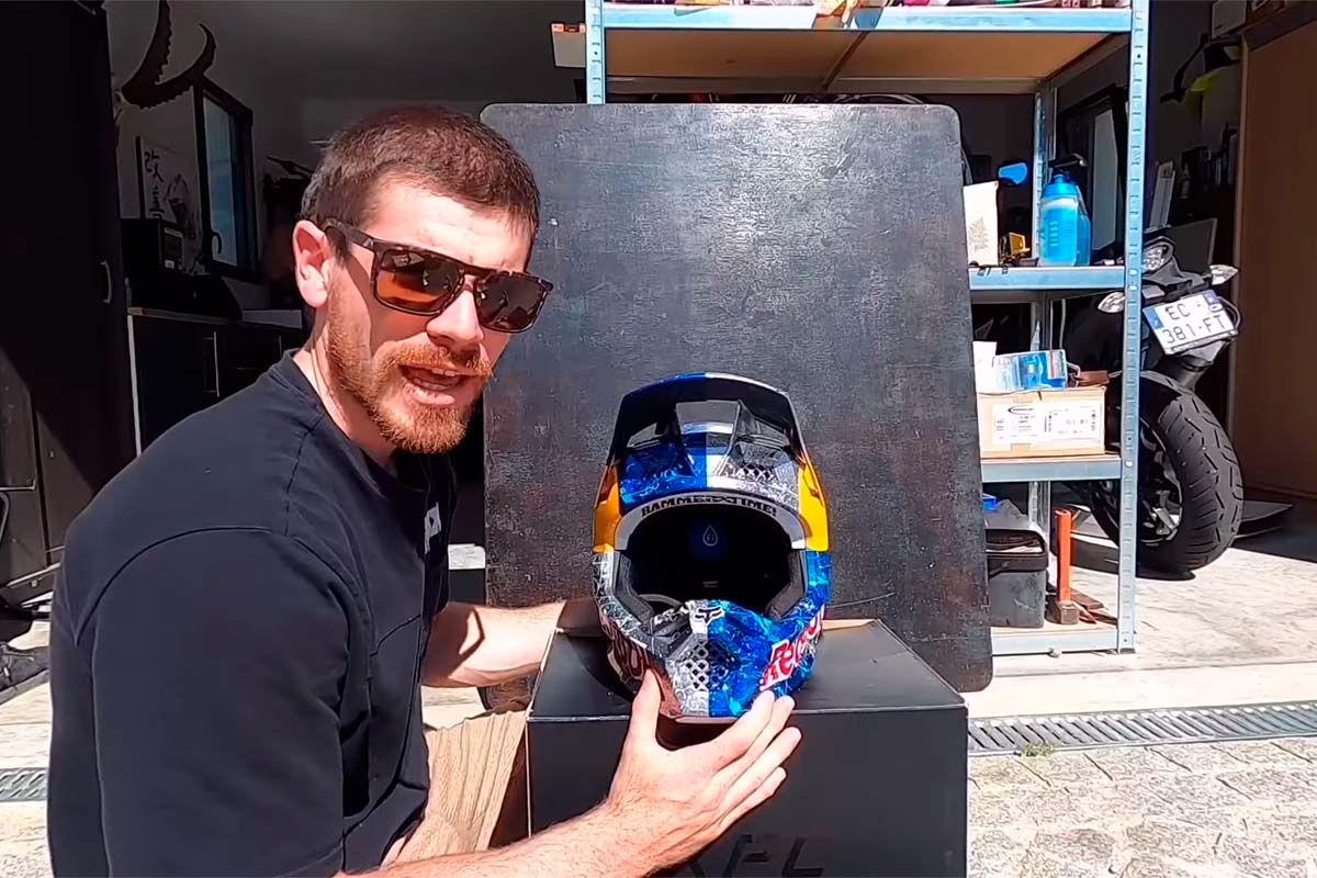 En TodoMountainBike: Loïc Bruni estrena casco y lo enseña en vídeo: un Fox RPC con pintura Red Bull personalizada