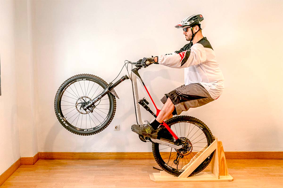 En TodoMountainBike: Mini Manual Machine by Tamal, un soporte artesanal para entrenar el equilibrio sobre la bici
