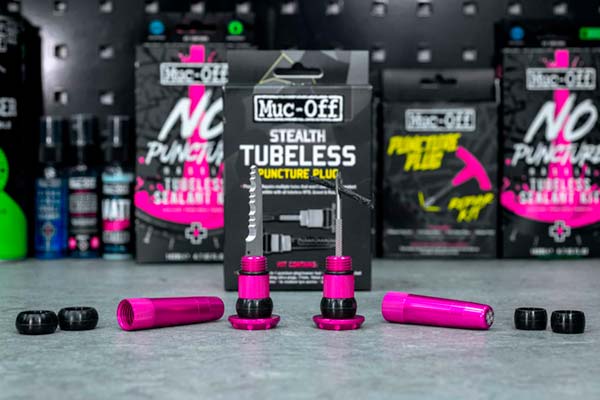 Muc-Off Stealth Tubeless Puncture Plug, una herramienta de reparación tubeless oculta en el manillar