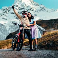 Elias Schwärzler vuelve a la carga con 'My Dreamgirl 2', un vídeo con amor y MTB a partes iguales