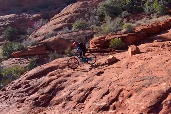 Nate Hills prueba su nuevo dron Skydio 2 en un vídeo de MTB sin desperdicio