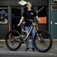 Nina Hoffmann presenta su propio equipo de Descenso con el apoyo de Stif Mountain Bikes