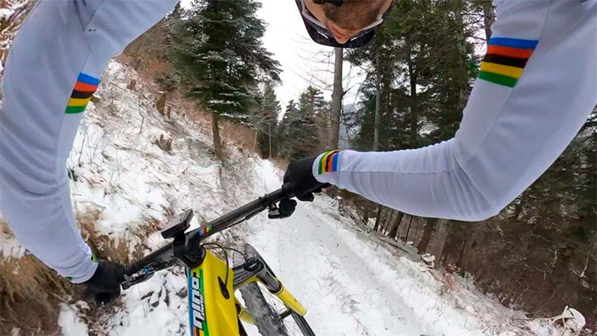 En TodoMountainBike: Así de rápido rueda Nino Schurter sobre un sendero con nieve