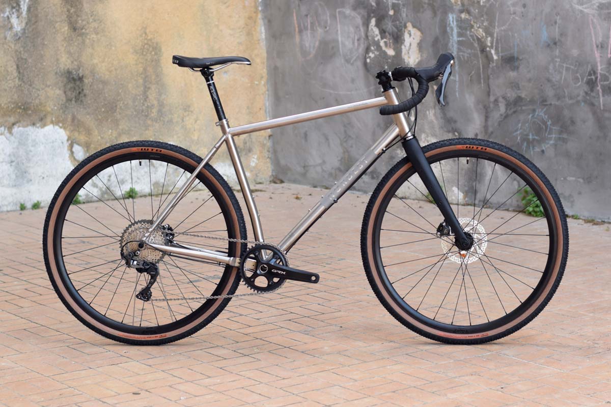 En TodoMountainBike: Nordest Cycles presenta la Super Albarda Ti, una bici de gravel fabricada en titanio con geometría de MTB