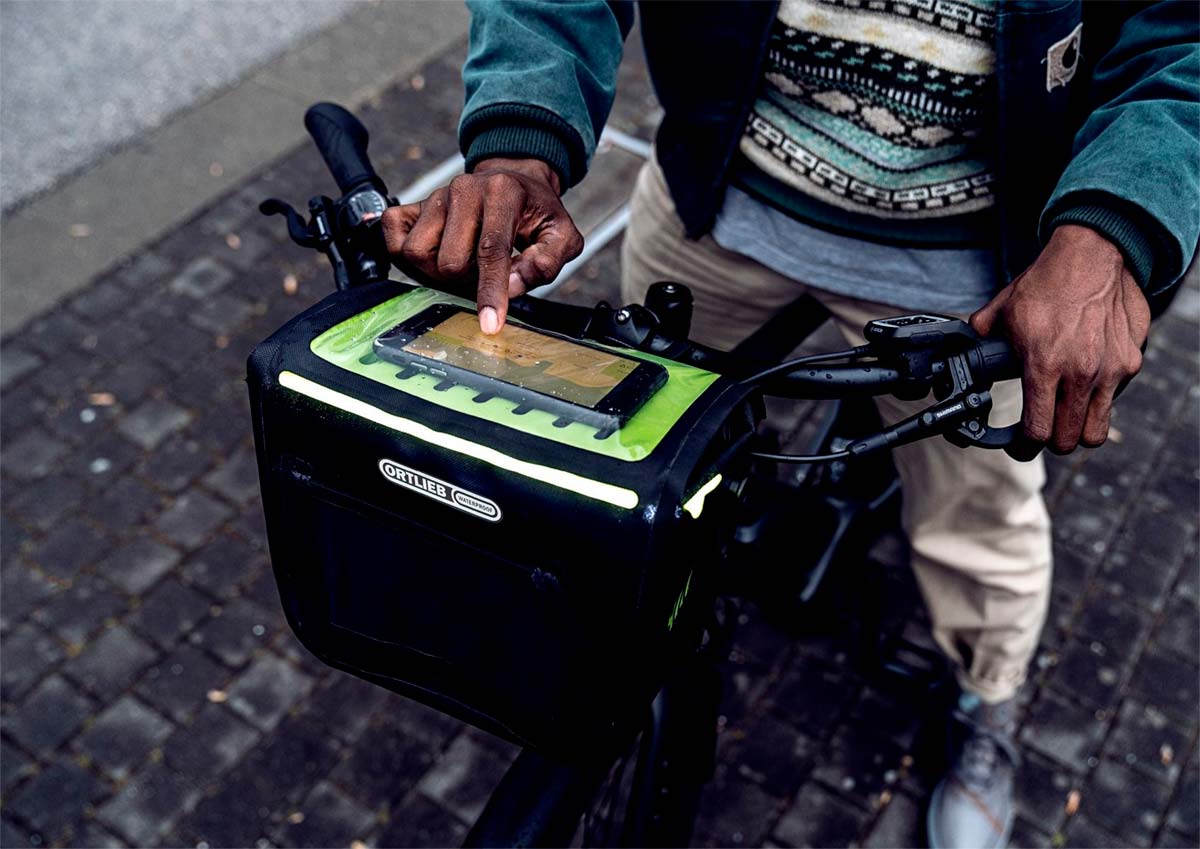 En TodoMountainBike: Ortlieb E-Glow, una bolsa de manillar iluminada para bicicletas eléctricas