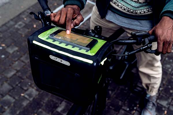 Ortlieb E-Glow, una bolsa de manillar iluminada para bicicletas eléctricas