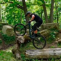 Senderos revirados, algo de trial y muchos otros trucos con Pat Smage y la renovada Ibis Mojo 4