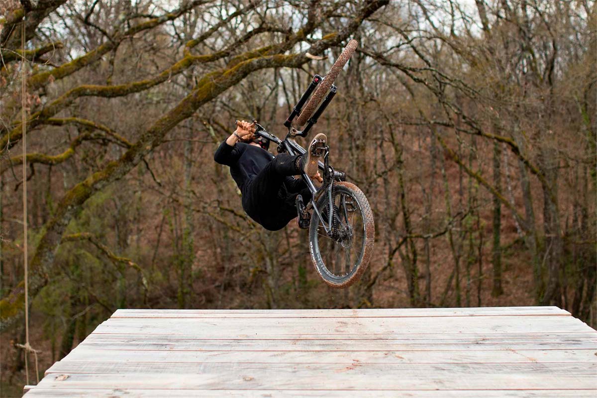 En TodoMountainBike: Después de 7 meses y 35 intentos, Paul Couderc logró hacer este truco con la bici