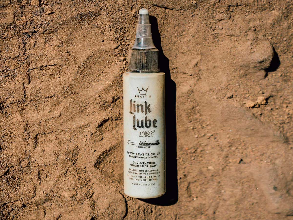 Peaty's LinkLube Dry, un lubricante de cera seca para cadenas con indicador de uso basado en el color