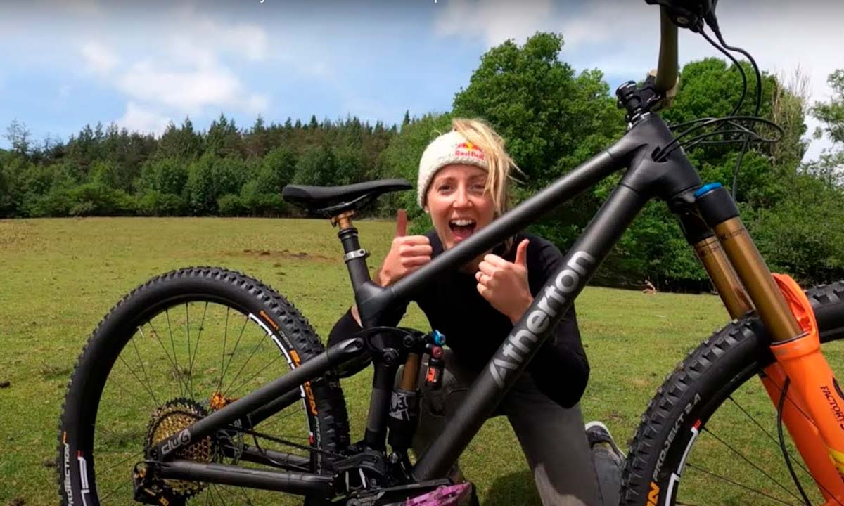 En TodoMountainBike: Montando una bicicleta de carbono y titanio impresa en 3D: cuarto episodio del Vlog de Rachel Atherton