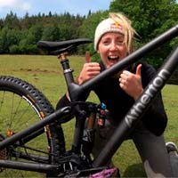 Montando una bicicleta de carbono y titanio impresa en 3D: cuarto episodio del Vlog de Rachel Atherton