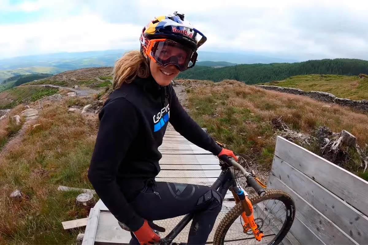 Sesión de saltos sobre la bici, regreso a los pedales automáticos y prueba de bici: quinto episodio del Vlog de Rachel Atherton