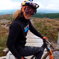 Sesión de saltos sobre la bici, regreso a los pedales automáticos y prueba de bici: quinto episodio del Vlog de Rachel Atherton