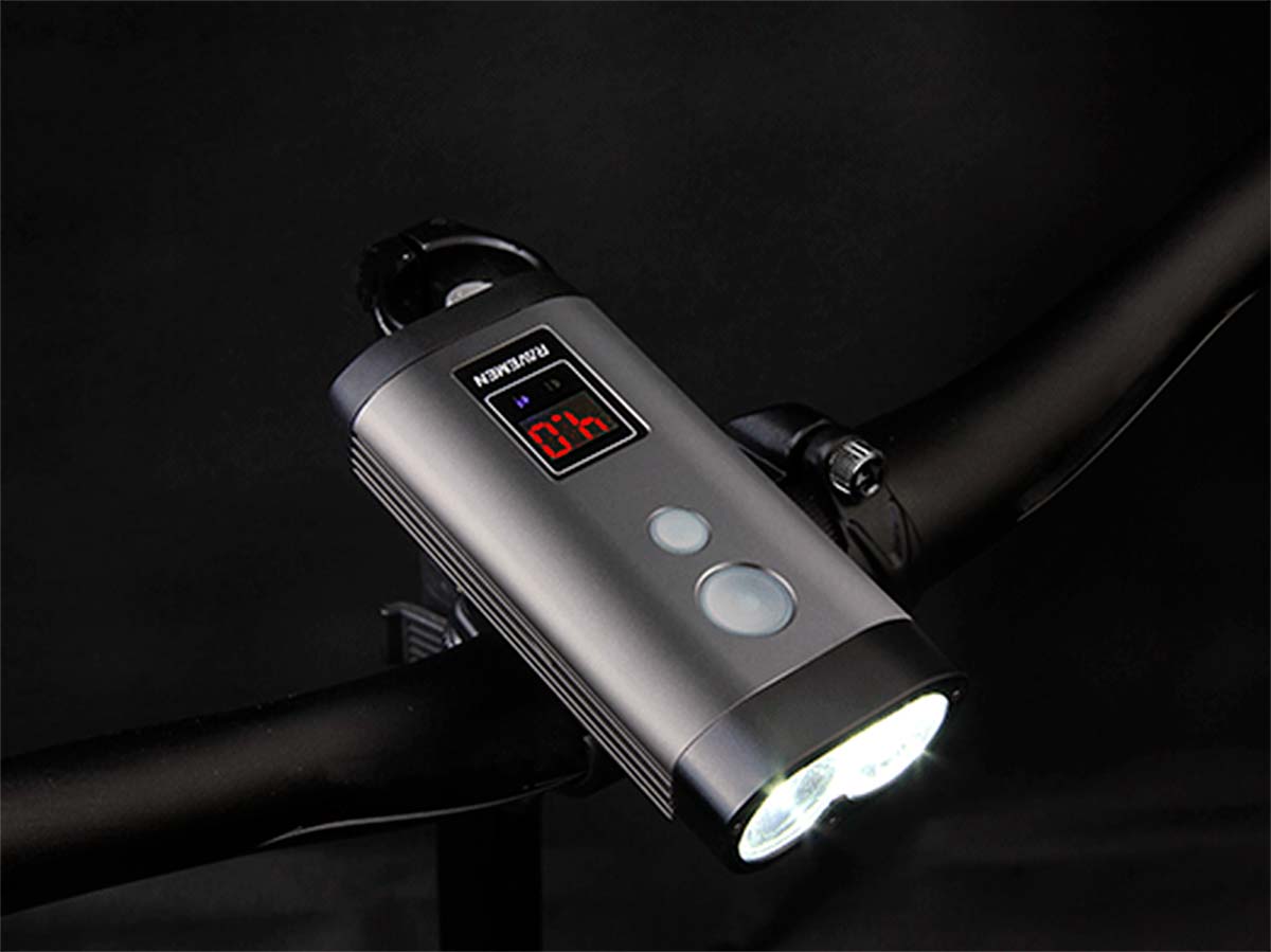 En TodoMountainBike: Ravemen PR1600, un potente foco LED con función de largas y cortas, luz diurna y mando remoto inalámbrico