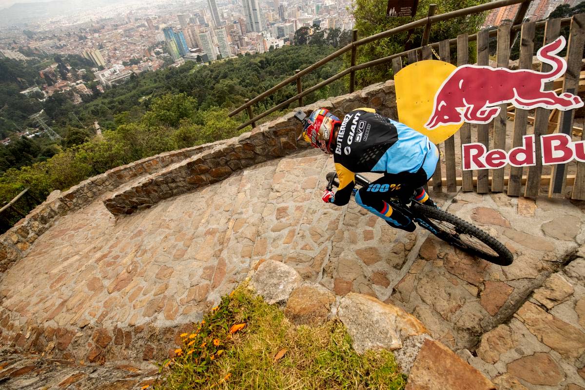 En TodoMountainBike: Llega el Red Bull Monserrate Cerro Abajo 2020, la carrera de descenso urbano más larga del mundo
