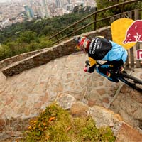 Llega el Red Bull Monserrate Cerro Abajo 2020, la carrera de descenso urbano más larga del mundo