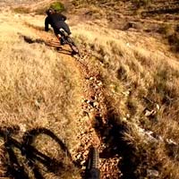 Rémy Métailler y Tito Tomasi rodando por los rocosos senderos de Col de Vence (Francia)