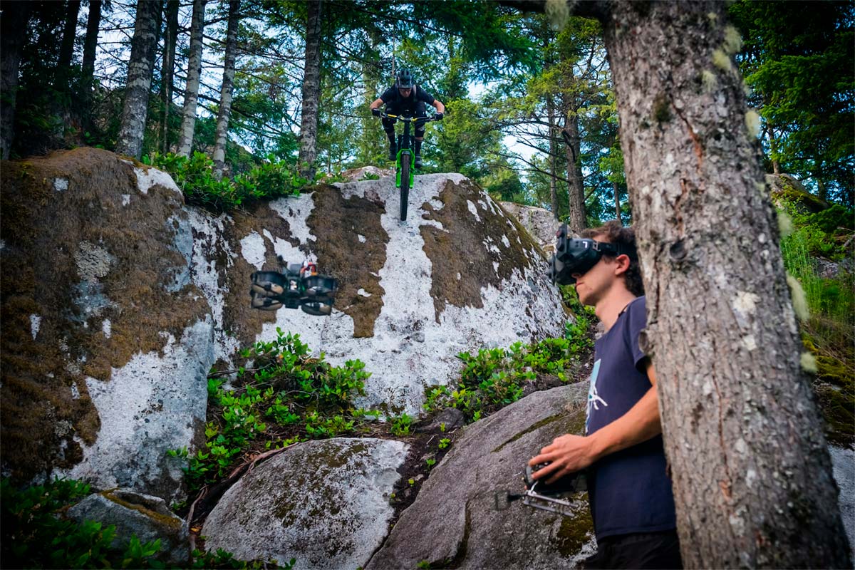 En TodoMountainBike: Rémy Métailler contra un dron de carreras por las pistas de Squamish