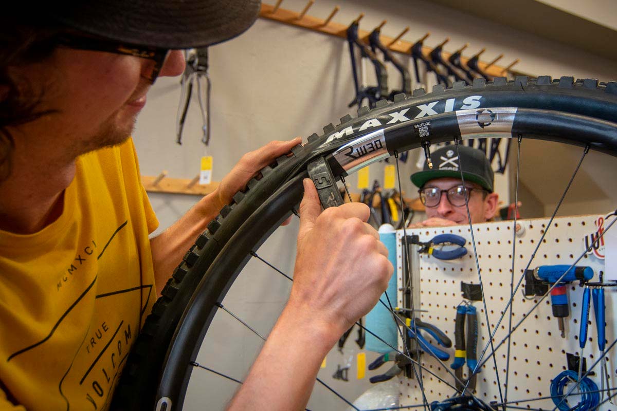 En TodoMountainBike: Revel Bikes presenta unas palancas de neumático fabricadas con fibra de carbono reciclada