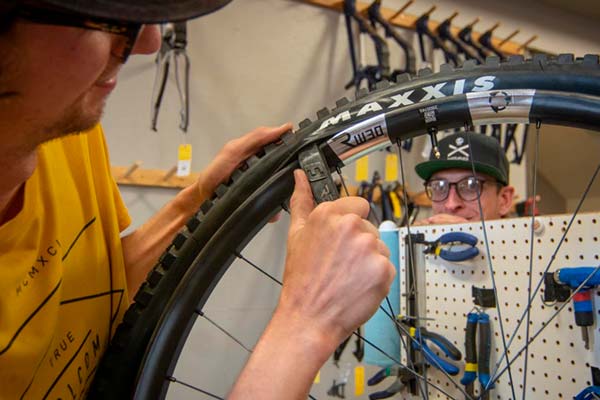 Revel Bikes presenta unas palancas de neumático fabricadas con fibra de carbono reciclada