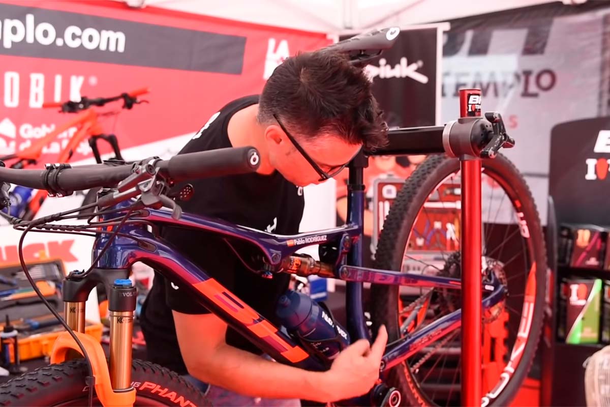 ¿Cómo hacer una revisión profesional a la bicicleta? Los mecánicos del BH Templo Cafés UCC lo explican en este vídeo