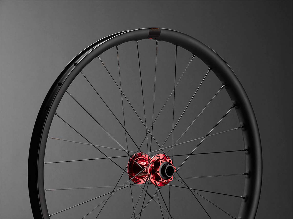 En TodoMountainBike: Santa Cruz Bicycles lanza las ruedas de carbono Reserve DH de 27.5 pulgadas