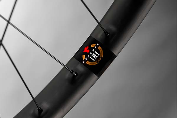 Santa Cruz Bicycles lanza las ruedas de carbono Reserve DH de 27.5 pulgadas