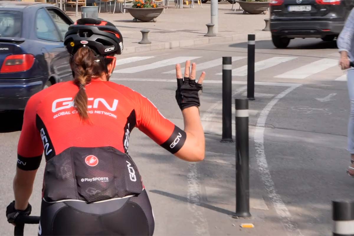 En TodoMountainBike: Las señales básicas con las manos que todos los ciclistas deberían saber hacer