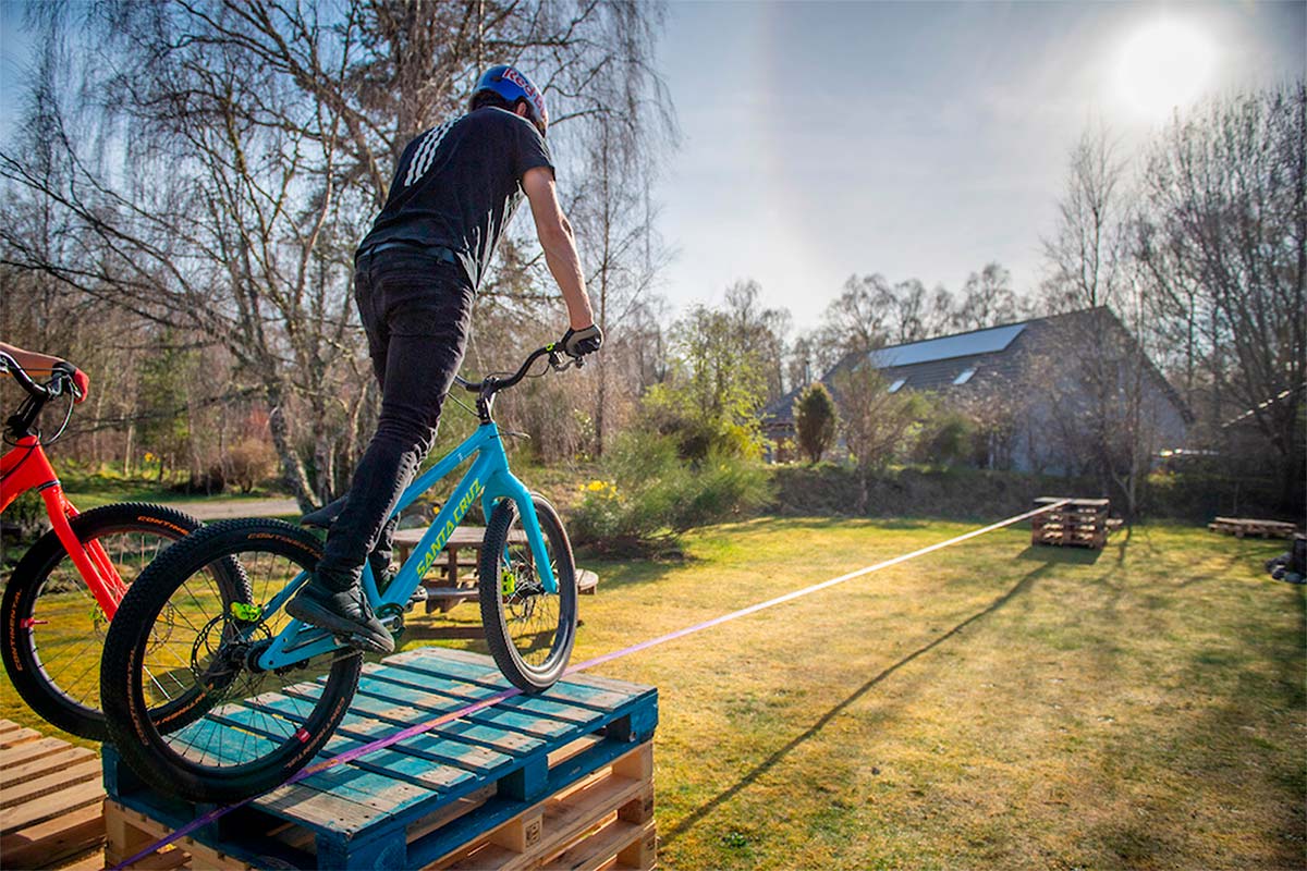 En TodoMountainBike: Recorrer 30 metros en bici manteniendo el equilibro sobre una cinta: el reto de Danny MacAskill y Duncan Shaw