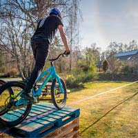 Recorrer 30 metros en bici manteniendo el equilibro sobre una cinta: el reto de Danny MacAskill y Duncan Shaw