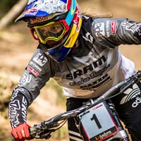 El sonido de la velocidad con Vali Höll rodando por sus senderos locales en Saalbach