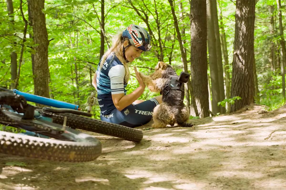 Sesión de entrenamiento sobre la bici con Emily Batty y su perro Buddy