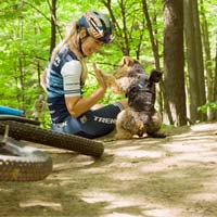 Sesión de entrenamiento sobre la bici con Emily Batty y su perro Buddy