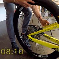 14 segundos, lo que tarda el mecánico de Nino Schurter en cambiar una rueda trasera