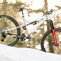 Yoann Barelli visita la sede de Commencal en Squamish para montar su nueva META AM 29