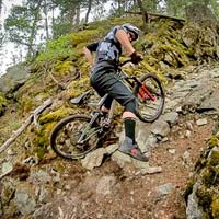 Yoann Barelli rueda por el sendero 'No Girlie Man' en sentido inverso, cuesta arriba