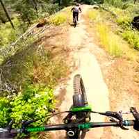 Yoann Barelli le enseña a Rémy Métailler sus senderos favoritos en Pemberton