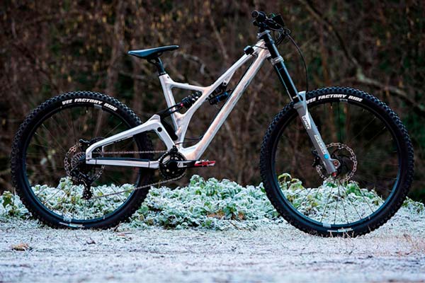 Production Privée presenta su primera bicicleta de DH, la misma que utilizará el The Brigade Team