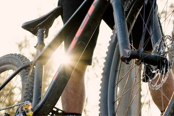 Cam McCaul y R-Dog ponen a prueba la Trek Roscoe 2022