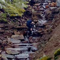 Chris Akrigg vuelve a la carga rodando por sitios imposibles con su GT Force AMP