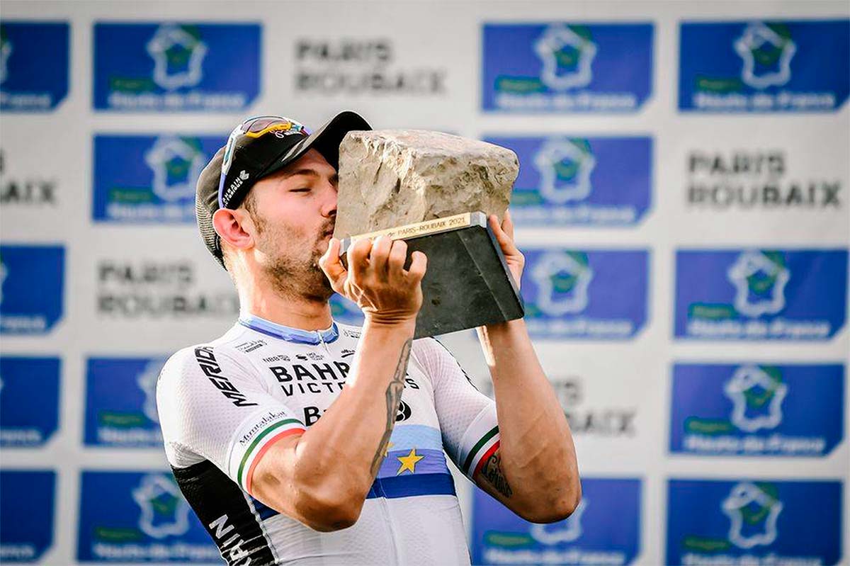 Sonny Colbrelli gana al sprint una épica París-Roubaix 2021