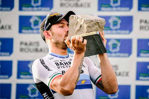 Sonny Colbrelli gana al sprint una épica París-Roubaix 2021