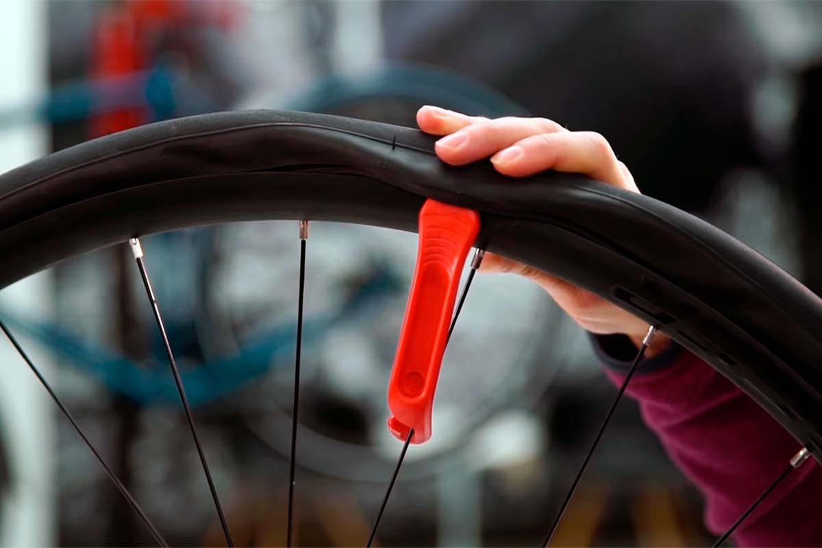 En TodoMountainBike: ¿Cómo arreglar un pinchazo? Los responsables de Trek Bikes lo explican en este vídeo