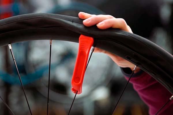 ¿Cómo arreglar un pinchazo? Los responsables de Trek Bikes lo explican en este vídeo