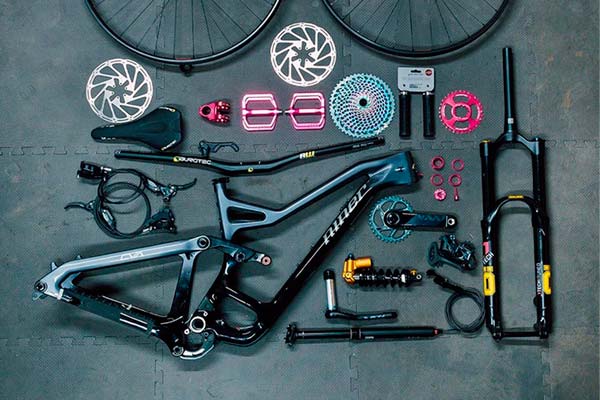El montaje de una Niner WFO 9 RDO personalizada con componentes Burgtec, suspensiones Öhlins y transmisión SRAM AXS