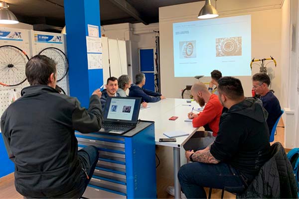 EMEB y AMBE crean la primera certificación en mecánica de bicicletas