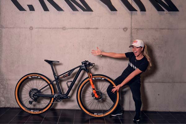 Emily Batty, la estrella canadiense del XCO, se une a la familia Canyon