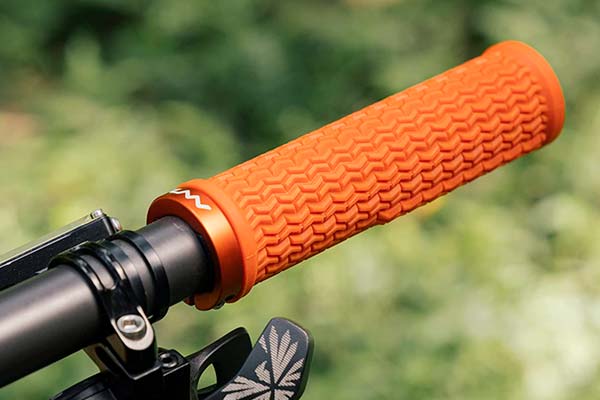 Funn Holeshot, unos puños de manillar diseñados para los amantes de la velocidad